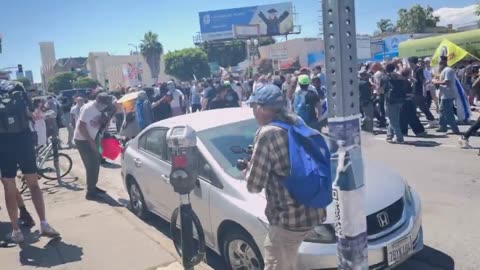 Antisemite mob HUNT DOWN JEWS and ATTACK them outside a Synagogue in LA.