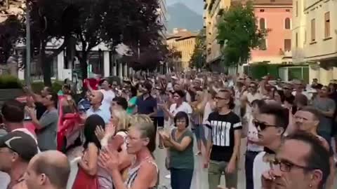 ITALY: Citizens gather under the national TV broadcaster RAI:"Terroristi! Terroristi! Terroristi!