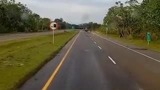 Video: Personas armadas con cuchillos y palos roban en la Ruta del Sol