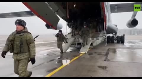 KAZAKHSTAN: TIẾNG SÚNG TRÊN ĐƯỜNG PHỐ & MÁY BAY NGA VỚI LÍNH PHỤC VỤ + LỰC LƯỢNG DÙ ĐẾN ALMATY Gunfire on thé street & Russian planes with servicemen +airborne forces arrive in Almaty
