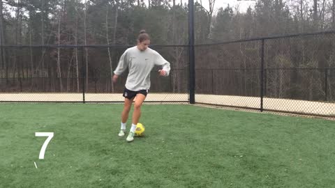 How to dribb a ball. Basic Coervers: Pt. 1 | YFutbol