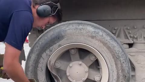 Da truck tire deformation car repair automobile maintenance