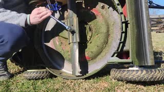 Remove lawnmower blade, Toro Recycler