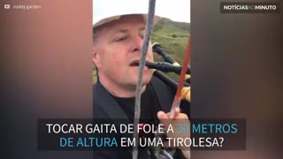 Toca gaita de fole a 30 metros de altura enquanto faz tirolesa