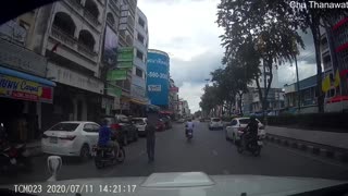 Insurance Scammer Caught on Dashcam