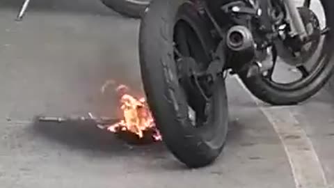 Video: 'Pirata' le prendió fuego a su moto en el Centro de Bucaramanga