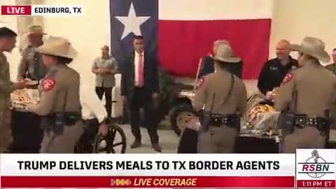 🚨 BREAKING: Donald Trump serves meals to Texas National Guard,