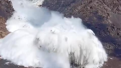 Tourists almost died filming a powerful avalanche in the mountains of Kyrgyzstan