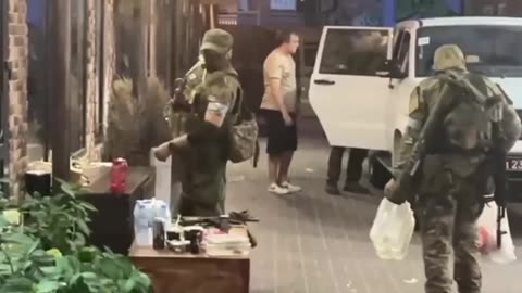More footage of supposedly Wagnerites mingling with happy civilians in Rostov.