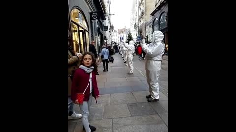 Les Masques BLancs Nantes Action Pancartes le 11 Décembre