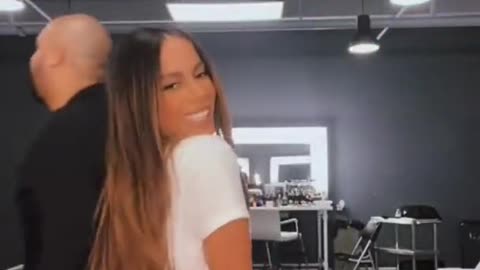 Anitta~{Tik Tok}