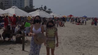 Playas abarrotadas en Colombia pese a contagios