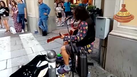 Amazing street entertainer | entertaining the crowds | Piazza Maggiore | bologna Italy
