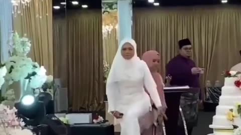 Pengantin ini lupa kalau dia yang tengah menikah 🤣 #viral #nikah #lucu #wedding #shorts #fyp