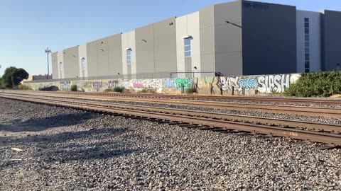 BNSF horn show,Metrolink meets southwest chief fast Metrolink with MP36PH BNSF mix train with a DPU