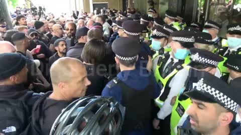⚠️🚨INGHILTERRA 🇬🇧 I manifestanti contro GREEN PASS assaltano il BBC Television Centre di Londra!💥💥💥