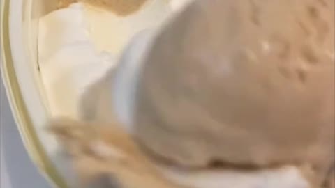 קרואסון במילוי גלידה ושוקולד חלב | How to cook this | Amazing short cooking video #short #foodie