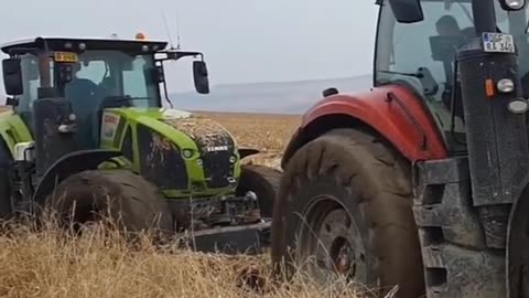 tractors stuck, machines accelerating (77)