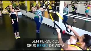 Nesta academia, as mães fazem exercício com os bebês