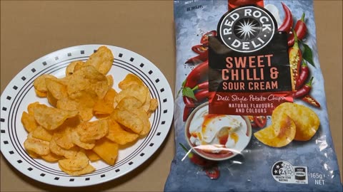 Red Rock Deli Sweet Chili Sour Cream Potato Chips Packshot vs Product