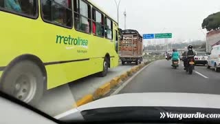 Video registró ‘monumental’ invasión al carril exclusivo de Metrolínea