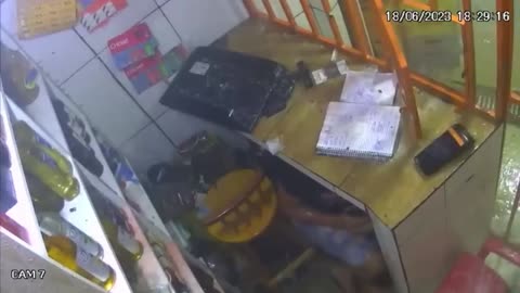 Drink warehouse owner reacts to robbery in Salvador and puts criminals on the run