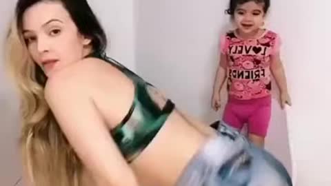 mulher soltando um pum quando dança filha