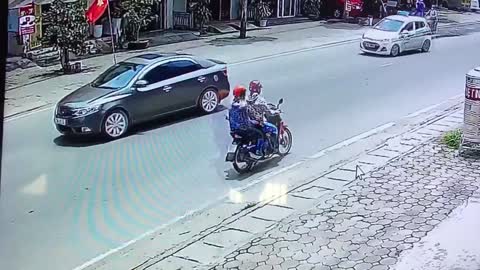 Taxi Driver Avoids Sedan in Sudden Stop