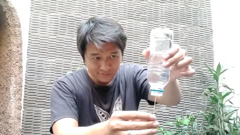 THE SECRET MAGIC TRICK OF WATER NOT SPILLING IN THE BOTTLE