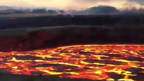 Incredible close up footage of a fast flowing river of lava rushing from Hawaii's Kilauea volcano😱