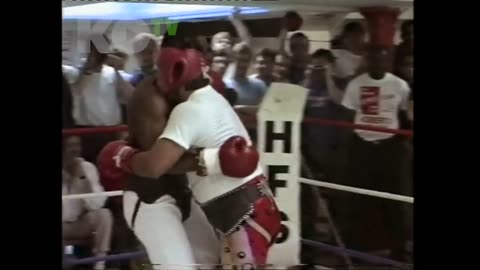 Nigel Benn spars older Roberto Duran