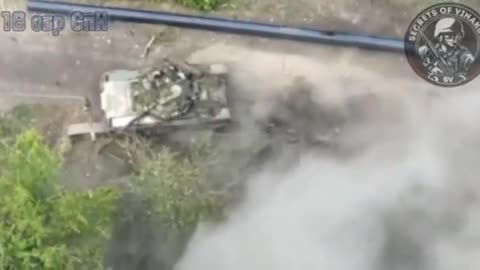 Ukrainian T-80BV tank runs into a mine, crew got out an ran away