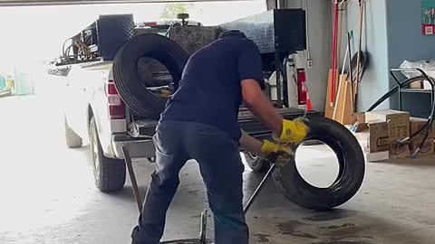 Auxiliary arm tool for tire raking # Repair car