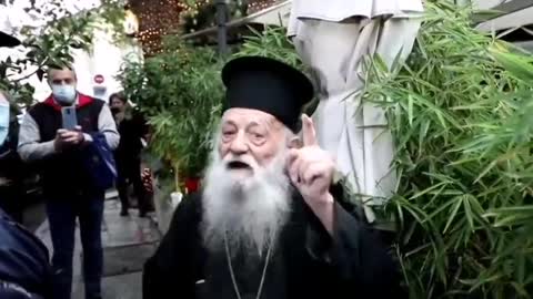 Prete greco-ortodosso ha gridato "Papa, sei un eretico!!", mentre Bergoglio entrava nell'Arcivescovado ortodosso di Atene.