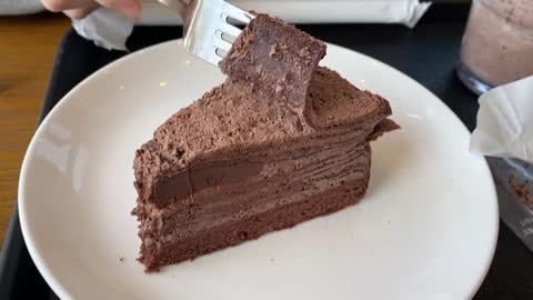 How to enjoy chocolate cake
