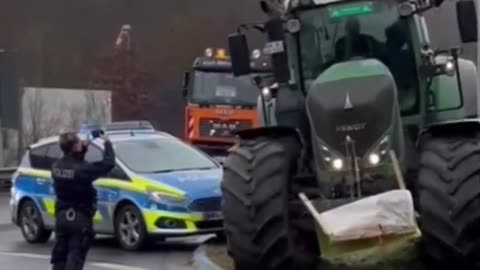 demo policie traktor