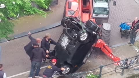 Auto es removido del canal de Amsterdam luego de una persecución a "alta velocidad"