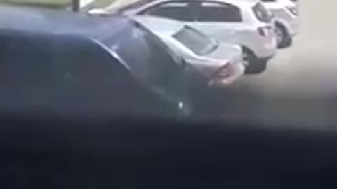 Pogledajte kako je lopov obio i opljačkao automobil u Sarajevu