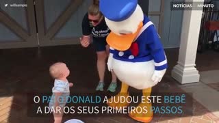 Bebê dá os primeiros passos com ajuda do Pato Donald