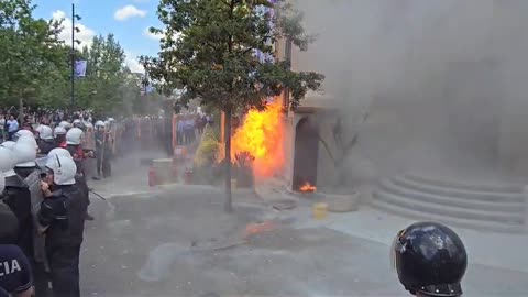 Hidhen bomba molotov drejt bashkisë së Tiranës
