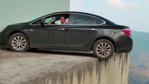 Incredible Driving Skills- U-turning on the edge of a cliff