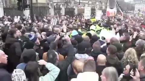 (London) Police chased out of the crowd by protesters chanting “we stand together”