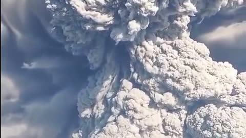 VOLCAN EN ERUPCION