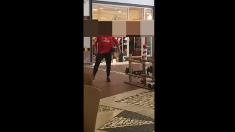 Vídeo mostra adepto do Benfica a agredir violentamente um turista num centro comercial