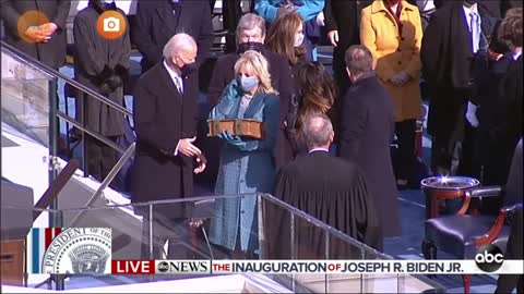 Um bebê não abortado chora durante o juramento de Biden...