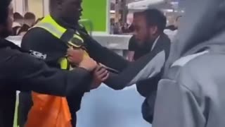 Mall Security guard takes 4 Shoplifters in a Fight 😳