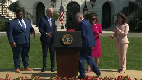 Biden shakes hands with Schumer.. forgets that he did and tries shaking his hand again 👀