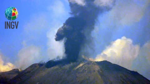 Italys Mount Etna Spews Huge Ash Column 5km Into Air