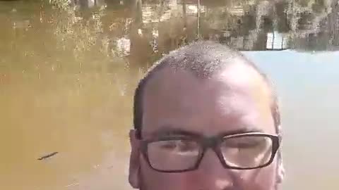 Morador se arrisca em enchente e filma água atingindo altura do pescoço em Eldorado do Sul