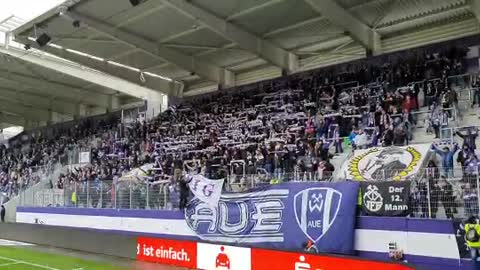 Erzgebirgsstadion Aue, 07 11 2021- Fans singen FREIHEIT von Westernhagen